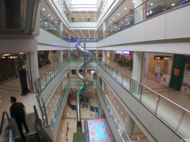 重庆商场现高空螺旋滑梯 空降4楼仅需12秒